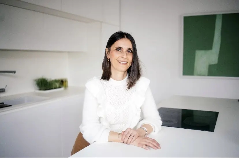 Sandra Pavić Drašković u svijetloj kuhinji